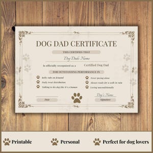Pu&ograve; includere: Un certificato per pap&agrave; di cani con bordi decorativi e impronte di zampe. Il testo del certificato include "Certificato pap&agrave; cane", "Nome dei pap&agrave; cani" e "Pap&agrave; cane certificato".