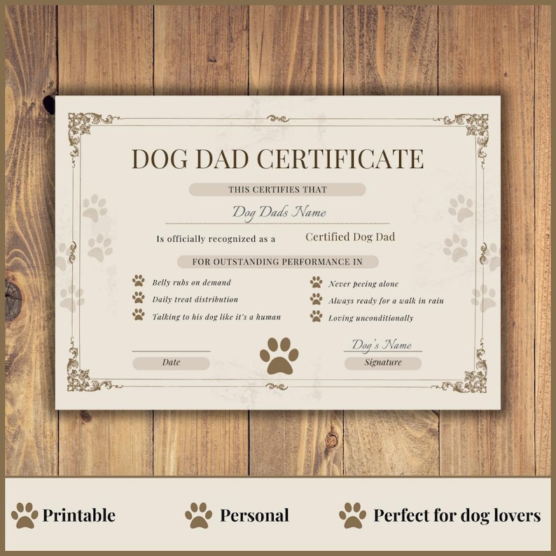 Pu&ograve; includere: Un certificato per pap&agrave; di cani con bordi decorativi e impronte di zampe. Il testo del certificato include "Certificato pap&agrave; cane", "Nome dei pap&agrave; cani" e "Pap&agrave; cane certificato".