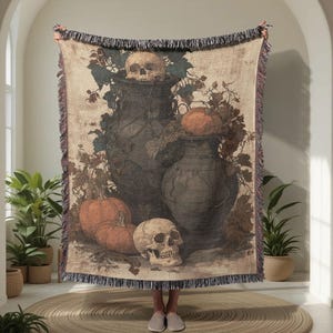 Manta gótica de algodón 100 % tejida, diseño de calavera de Dark Academia, tapiz de bodegón de Halloween, regalo para una bruja.