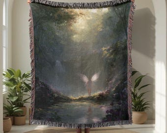 Koc tkany z motywem anioła w lesie, wykonany w 100% z bawełny, pleciony koc dla miłośnika sztuki duchowej, prezent dla przyjaciela w klimacie fantasy i mitologii, eteryczny Cottagecore