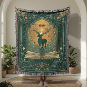 Coperta tessuta in 100% cotone a tema fantasy per amanti dei libri, decorazione dark academia con cervo, coperta mistica con cervo, arazzo della foresta incantata, biblioteca