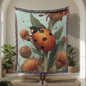 Manta tejida 100% algodón con mariquita vintage sobre flor, manta botánica con diseño de insectos, manta de regalo para amantes de la naturaleza, tapiz de arte para jardín, decoración con mariquitas.