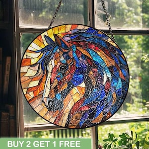 Puede incluir: Vidriera redonda con la cabeza de un caballo. La obra de arte utiliza un estilo de mosaico con colores vibrantes como el azul, el rojo, el naranja y el amarillo. El texto "BUY 2 GET 1 FREE" está en la parte inferior.