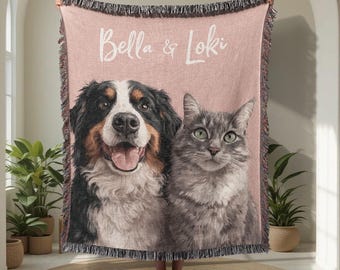 Może przedstawiać: Różowy tkany koc z berneńskim psem pasterskim i szarym kotem. Koc ma napis "Bella & Loki" w białym skrypcie. Koc ma frędzelkową krawędź.