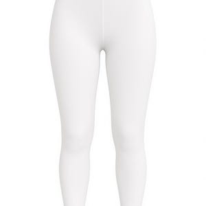 Può includere: Un paio di leggings bianchi. I leggings sono realizzati in un tessuto liscio e opaco e hanno una vita alta. Le gambe sono dritte e terminano alle caviglie. Adatti per attività sportive o abbigliamento casual.
