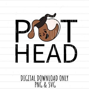 Peut inclure: Graphique de téléchargement numérique avec les mots "POT HEAD" en gras noir. Le "O" de "POT" est remplacé par une cafetière de dessin animé avec un visage souriant. En dessous, les mots "DIGITAL DOWNLOAD ONLY PNG & SVG".