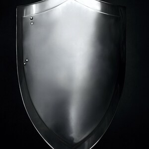 Handgefertigtes Wappenschild aus poliertem Stahl Mittelalterliches Stahlblech, ein funktionales Rüstungsschild für Cosplay, LARP, Dekor und Geschenk, Ritter, Krieger