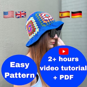 Puede incluir: Un sombrero de cubo azul tejido a ganchillo con un diseño floral colorido en la corona. El sombrero tiene un ala ancha y lo lleva una persona con gafas de sol. El texto en la imagen dice "Easy Pattern" y "2+ hours video tutorial + PDF".