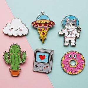 Puede incluir: Colección de pines esmaltados con diseños caprichosos. Incluye una nube sonriente, un OVNI con pizza, un gato astronauta, un cactus en maceta, una consola de juegos retro con un corazón y una rosquilla rosa. Cada pin tiene un diseño colorido y detallado.