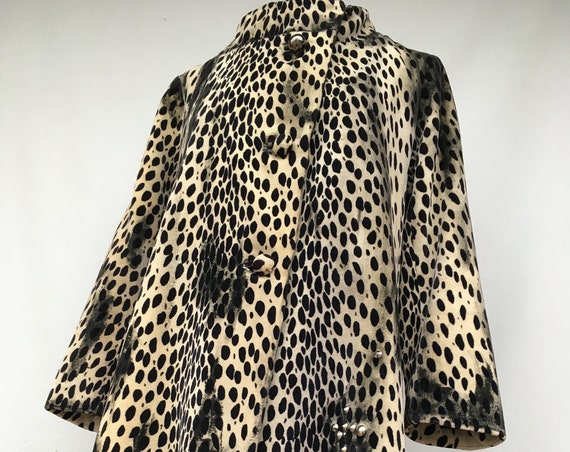 Incredible Leopard Eco-Chic Faux Fur Coat LOLA DARLING Velvet Animalier Print Jacket Black Spotted Painted Metal Studs Three Quarter Sleeve