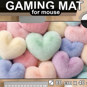 Peut inclure: Tapis de souris de jeu avec un motif de cœurs colorés. Le tapis présente un motif de cœurs moelleux aux couleurs pastel dans des tons de rose, jaune, bleu et vert. Le tapis mesure 80 cm x 40 cm et porte l'inscription "GAMING MAT for mouse".