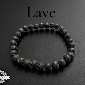 Peut inclure: Un bracelet en pierre de lave noire avec une surface texturée. Le bracelet est composé de perles rondes et sombres. Le mot "Lave" est affiché en grandes lettres noires au-dessus du bracelet.