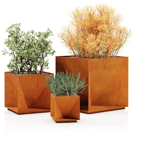 Pode incluir: Três floreiras geométricas de metal cor de ferrugem de tamanhos variados, cada uma com plantas diferentes. A maior floreira contém folhagem alta, laranja-amarela, enquanto as outras têm plantas verdes. As floreiras têm um design moderno e angular.