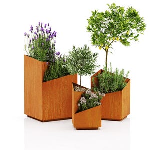 Könnte beinhalten: Eine weiße Keramik-Tasse mit schwarzem Henkel und dem Text "But First, Coffee" in schwarzer, fetter Schrift. Die Tasse steht auf einer weißen Oberfläche.