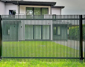 Modernes Metallzaunelement - dichtes vertikales Stahldesign