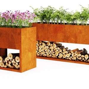 Op de afbeelding: Twee rechthoekige, verweerde plantenbakken met een rustieke, oranjebruine afwerking. Eén bevat paarse bloemen, de andere groene planten. Beide hebben een lager gedeelte gevuld met opgestapeld brandhout.