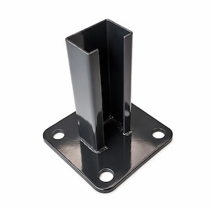 Könnte beinhalten: Schwarzer Metallpfostenfuß mit quadratischer Basis und U-förmiger vertikaler Stütze. Die Basis hat vier runde Löcher zur Montage. Das Metall hat eine glänzende Oberfläche.