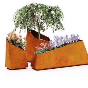 Könnte beinhalten: Drei geometrische, rostfarbene Metallpflanzgefäße in verschiedenen Größen. Die Pflanzgefäße sind mit Grün und blühenden Pflanzen gefüllt, darunter ein kleiner Baum. Das Design ist modern und minimalistisch, geeignet für den Außen- oder Innenbereich.