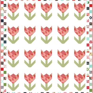 Puede incluir: Una colcha acolchada con un patrón repetido de bloques de flores de tulipanes rosas sobre un fondo blanco. Los tulipanes tienen tallos y hojas verdes. El borde es un patchwork de pequeños cuadrados en varios patrones y colores.