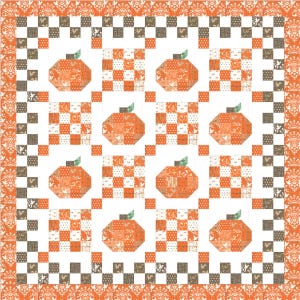 Op de afbeelding: Een patchworkquilt met oranje pompoenen met groene stelen en dambordvierkanten op een witte achtergrond. De quilt heeft een oranje bloemenrand en een dambordpatroon in bruin en wit.