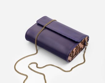 Borsa a tracolla in pelle viola - Motivi di pipistrelli intagliati e dettagli in legno di teak