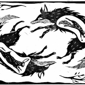 Peut inclure: Gravure sur bois en noir et blanc de deux loups stylisés se faisant face dans un motif circulaire. Les loups sont représentés dans une pose dynamique, leurs queues entrelacées.