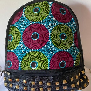 Mochila de estampado africano con piel sintética y detalle tachonado / Mochila con tachuelas