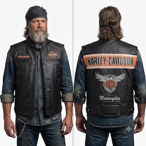 Op de afbeelding: Een zwart leren vest met het Harley-Davidson-logo op de borst en een grote oranje en zwarte Harley-Davidson-afbeelding met een gevleugeld embleem en de tekst 115 Motorcycles op de rug, gedragen over een blauw spijkerhemd met knopen.