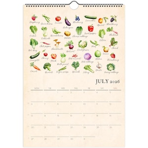 Può includere: Un calendario da parete con illustrazioni ad acquerello di varie verdure e frutta, tra cui pomodori, mirtilli e fragole. Il calendario è datato luglio 2026 e ha una rilegatura a spirale nella parte superiore.