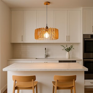 Handgefertigte Holz Pendelleuchte: Mid-Century Modern Kronleuchter, Lampenschirm aus Lindenholz