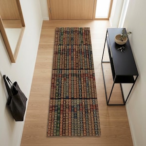 Puede incluir: Una alfombra de pasillo larga y rectangular con un patrón repetitivo de lomos de libros antiguos en varios colores, incluyendo marrón, rojo, azul, verde y dorado. El diseño muestra varias filas de lomos de libros verticales detallados.