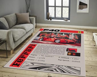 Könnte beinhalten: Ein rechteckiger Teppich mit einem roten Ferrari F40 Sportwagen. Der Teppich hat einen beigen Hintergrund mit rotem und schwarzem Text, einschließlich "F40" und "Ferrari". Der Teppich enthält auch Autospezifikationen und die Jahre 1987-1992.