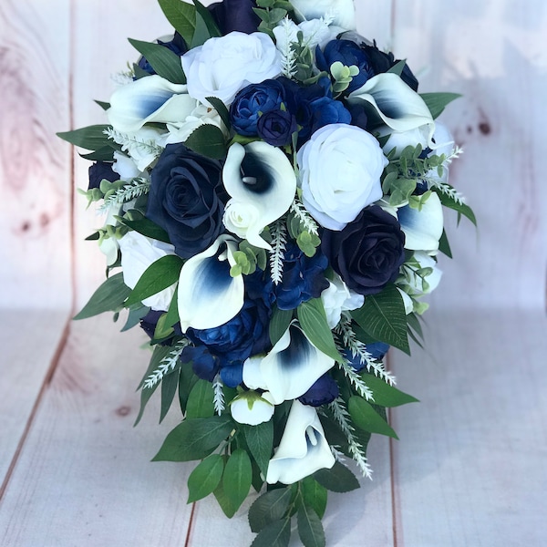 Ramo de novia, cascada, flores de boda azul marino, flores de boda de seda, boda azul marino, ramo de lirios de Cala, blanco azul marino, dama de honor, cascada