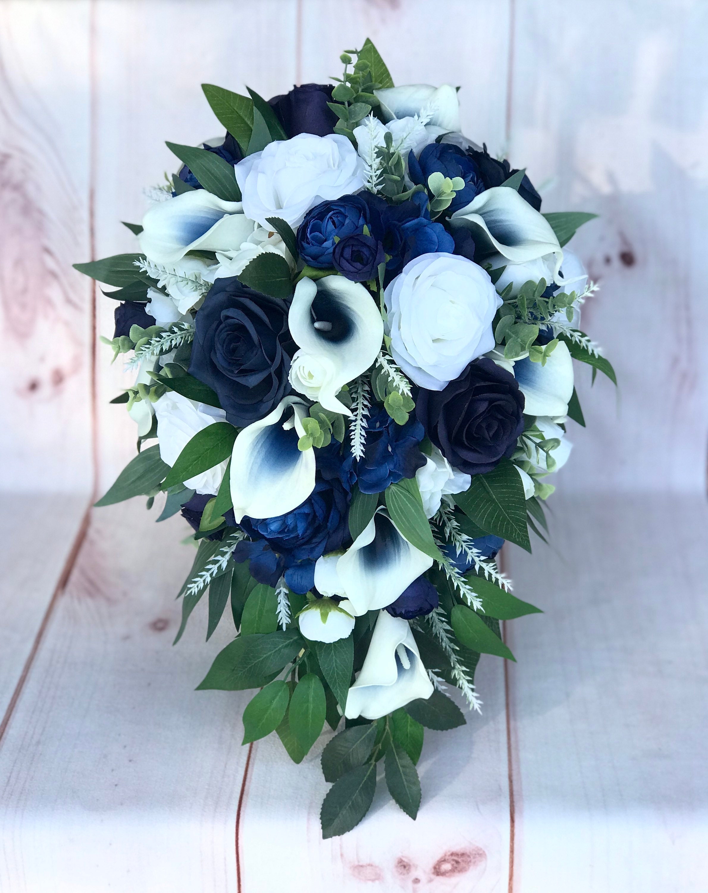 Ramo de novia, cascada, flores de boda azul marino, flores de boda de seda,  boda azul marino, ramo de lirios de Cala, blanco azul marino, dama de  honor, cascada - Etsy México, image size:2380x3000
