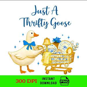 Pode incluir: Um desenho animado de um ganso com uma gravata borboleta azul empurra um carrinho de compras cheio de porcelana vintage, uma lâmpada e um cobertor amarelo. O texto "Just A Thrifty Goose" está escrito acima do ganso. A imagem tem um fundo branco.