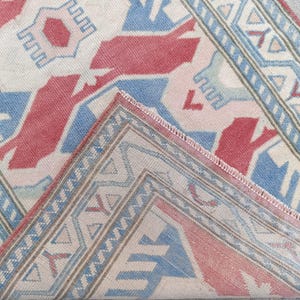 Vintage Turks kelimtapijt: 2,5 x 3,11 ft rood en blauw handgeweven Anatolisch tapijt