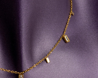 Collar Baguette Crystal Station: Gargantilla de acero inoxidable chapada en oro de 18 quilates