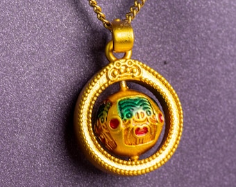 Collar con colgante de acero inoxidable dorado con esfera de máscara giratoria, cara esmaltada, no se deslustra, regalo