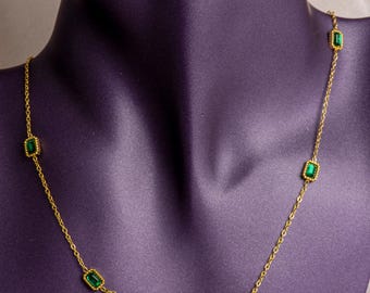 Collar de acero inoxidable dorado con circonita verde talla esmeralda, regalo que no se deslustra.