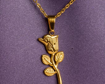 Collar de acero inoxidable con colgante de flor de rosa dorada, delicado y minimalista, regalo de joyería floral.