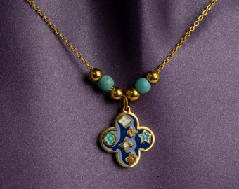 Collar con colgante de margarita dorada, dije floral de acero inoxidable, no se deslustra.