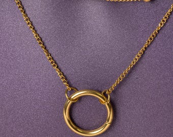 Collar con colgante de círculo abierto chapado en oro de 18 quilates y cadena de acero inoxidable que no se deslustra.