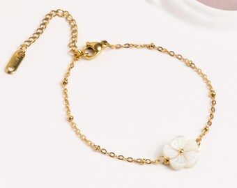 Pulsera delicada de acero inoxidable en color dorado con flor blanca, regalo que no se deslustra.