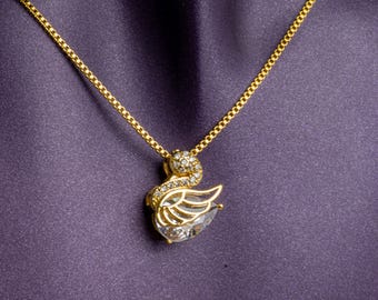 Collar con colgante de acero inoxidable dorado con cristales de cisne, que no se deslustra, regalo de lujo delicado.