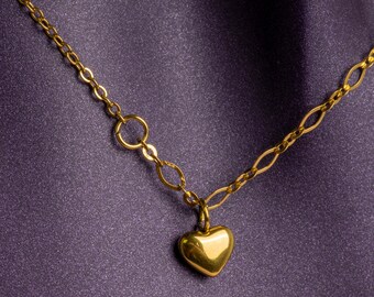 Collar de cadena Figaro con corazón dorado, acero inoxidable, asimétrico, con dije abultado, no se deslustra.