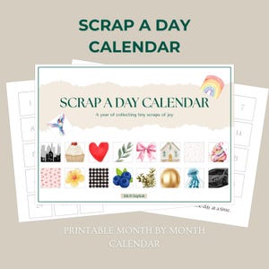 Op de afbeelding: Een printbare "Scrap a Day Calendar" met een crèmekleurige achtergrond. De kalender toont een raster met nummers en decoratieve iconen, waaronder een regenboog, cupcake en hart. De tekst "Scrap a Day Calendar" en "Printable Month by Month Calendar" zijn zichtbaar.