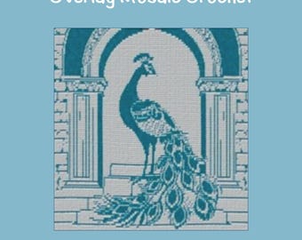 Peut inclure: Un motif de crochet mosaïque en surimpression carré représentant un paon bleu sarcelle et blanc debout dans une structure architecturale arquée. Le texte Overlay Mosaic Crochet est imprimé en blanc sur le fond bleu clair.