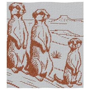 Op de afbeelding: Geweven textiel met een herhaald patroon van stokstaartjes in een woestijnlandschap. De stokstaartjes zijn afgebeeld in bruin- en beigetinten, rechtopstaand. De achtergrond toont een gestileerd woestijnlandschap met heuvels en schaarse vegetatie.