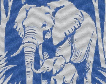 Peut inclure: Un textile tissé présentant un motif bleu et blanc composé d'un grand éléphant debout à côté d'un éléphanteau. La scène inclut des palmiers stylisés et des éléments de feuillage, créant un design graphique répétitif sur la surface du tissu.