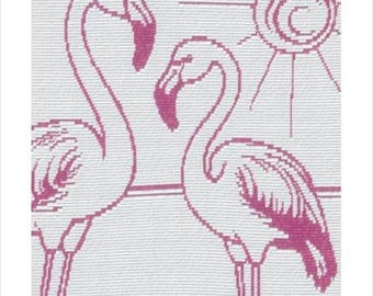 Peut inclure: Un textile en tissu blanc présentant un motif au point de croix de deux flamants roses se faisant face. Au-dessus des flamants, un soleil rose stylisé est représenté avec des lignes rayonnantes. Le motif est rendu dans un style pixelisé.